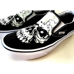 VANS Classic Slip-On Glow Skull Unisex Low Shoes.
